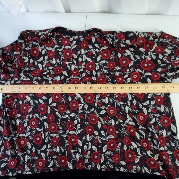 J. Jill Wearever Collection Velour Hem Top Size XL Long Sleeve Dark Floral - Picture 9 of 13